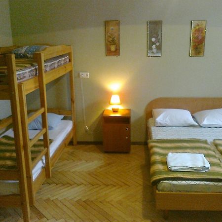 Yaroslav Hostel Kiev Esterno foto